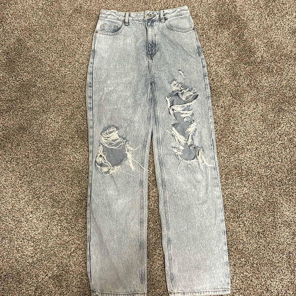 Light wash ripped 90’s boyfriend jeans